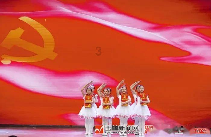 花群中的女孩